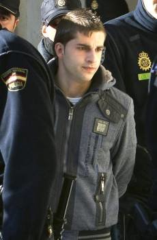Miguel Carcaño, rodeado de agentes de Policía, en febrero de 2011. (Foto: JOSÉ MANUEL VIDAL)