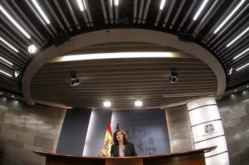 Sáenz de Santamaría, en la rueda de prensa posterior al Consejo de Ministros. (Foto: JUAN CARLOS HIDALGO)