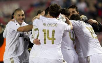 Los jugadores del Real Madrid celebran uno de los dos goles marcados en el campo del Mallorca. (Foto: MONTSE T. DÍEZ)