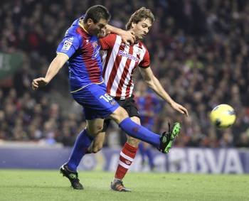El defensa del Levante Sergio Ballesteros despeja el balón en presencia del delantero del Athletic de Bilbao Fernando Llorente  (Foto: EFE)