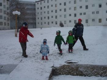 La primera nieve atrajo a familias hasta la estación de montaña y los más pequeños fueron quienes más se divirtieron. (Foto: J.C.)
