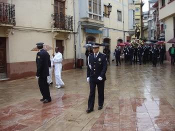 La procesión en honor a San Mauro recorre la Praza Maior. (Foto: J.C.)