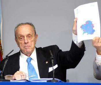 Manuel Fraga mostrando un mapa de Galicia tras un Consello de la Xunta, en 2005.