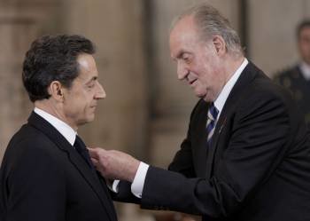 El rey Juan Carlos (d), durante el acto de imposición del Collar de la Orden del Toisón de Oro al presidente francés, Nicolas Sarkozy, antes de ofrecer en su honor un almuerzo en el Palacio Real. EFE/Juanjo Martín
