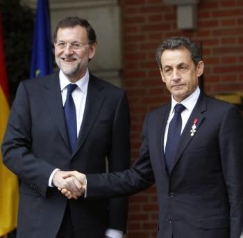 El jefe del Gobierno, Mariano Rajoy (i), saluda al presidente francés, Nicolás Sarkozy, con quien se ha reunido esta tarde en el Palacio de La Moncloa. EFE/Juan Carlos Hidalgo