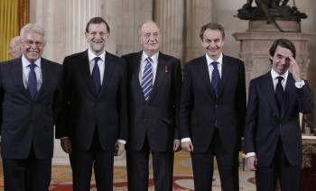 El rey, en el centro, con Felipe González, Mariano Rajoy, Rodríguez Zapatero y José María Aznar. (Foto: JUANJO MARTÍN)