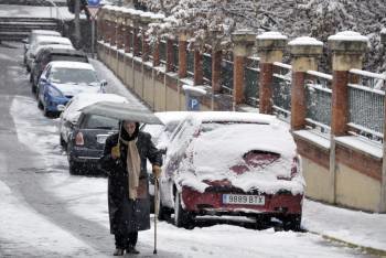 Una vecina de Segovia camina con dificultad entre la nieve en una calle de la ciudad.  (Foto: JUAN MARTÍN)