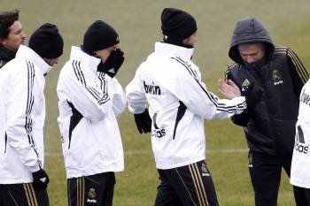 Mourinho, ayer junto a sus futbolistas durante el entrenamiento en Valdebebas. (Foto: J.C. HIDALGO)