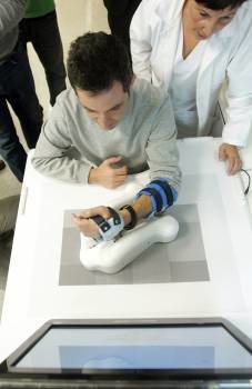 Un paciente de ictus prueba el nuevo robot asistencial que mejora la rehabilitación de las personas que han sufrido un ictus, gracias a una prótesis y unos videojuegos que entrenan y recuperan el control neuromuscular desde casa (Foto: EFE)