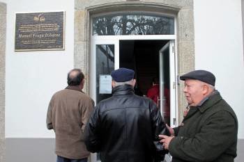 Vecinos de Vilalba esperan para firmar en el libro de condolencias en la vivienda natal de Fraga. (Foto: ELISEO TRIGO)