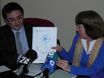 Argimiro Marnotes e Isaura González muestran el logotipo de la asociación. (Foto: LR)