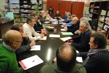 Los empresarios y representantes sindicales del sector pizarrero nacional, en la reunión de ayer. (Foto: LUIS BLANCO)