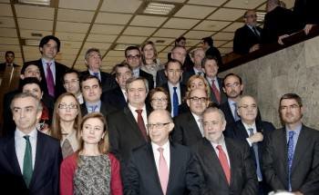 El ministro de Hacienda y la secretaria de Estado, Marta Fernández Currás, con los consejeros autonómicos. (Foto: LUCA P.)