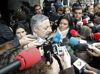 José Blanco atiende a la prensa al salir de la capilla ardiente de Manuel Fraga el lunes en Madrid. (Foto: ÁNGEL DÍAZ)