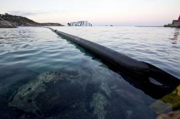 Barreras de contención en la costa de la isla de Giglio (Foto: EFE)