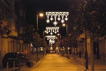 Arcos de luces navideños instalados en la calle Doctor Vila, en el centro de la villa ruesa. (Foto: LUIS BLANCO)