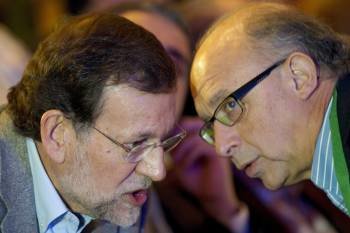 Cristóbal Montoro habla con Mariano Rajoy. (Foto: JORGE ZAPATA)