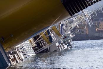  Los buzos reanudaron desde primeras horas de la mañana de hoy las tareas de búsqueda de la veintena de desaparecidos del naufragio del crucero Costa Concordia  (Foto: EFE)