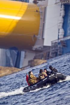 Buzos de la marina italiana continúan con sus labores de búsqueda en el crucero Costa Concordia que permanece escorado cerca de la costa de la isla de Giglio en Italia hoy, jueves, 12 de enero de 2012 (Foto: EFE)