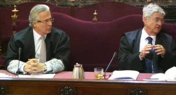 El juez Baltasar Garzón (i) y su abogado, Francisco Baena Bocanegra, durante el juicio que se sigue contra él en el Tribunal Supremo (Foto: EFE)