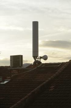 Antena instalada en el edificio de la calle Monte Penamá. (Foto: MIGUEL ÁNGEL)
