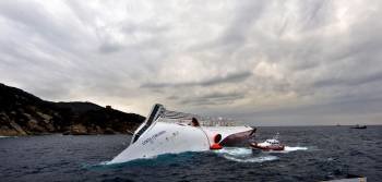 Una embarcación se acerca al Costa Concordia durante las labores de búsqueda de supervivientes. (Foto: M. PERCOSSI)