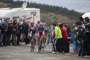 Un grupo de ciclistas en el ascenso a Manzaneda, en la Vuelta 2011.