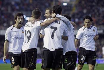 Los jugadores del Valencia celebran el gol de Jonas