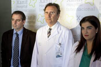 El director médico del hospital Xanit Internacional de Benalmádena (Málaga), José Manuel Martín (c), y los médicos Rocío Aragonés (d) y Gonzalo Sanz (i), durante la rueda de prensa en la que han informado de que el actor Carlos Larrañaga ha sido sometido 