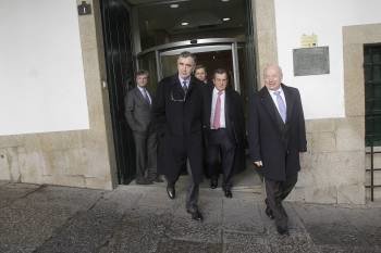 José María Castellano sale de la sede de la CEO con sus directivos. Detrás, a la izquierda, Francisco Rodríguez. (Foto: MIGUEL ÁNGEL)