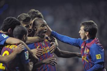 Los jugadores del Barcelona celebran el gol de Abidal. (Foto: G. CEBRIÁN)