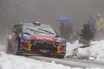 El francés Loeb, ayer conduciendo bajo la nieve en el rally de Montecarlo. (Foto: N. MITQOURAS)