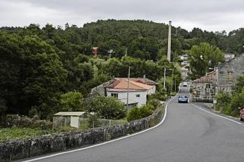 Carretera OU-210, en el tramo de la localidad de Porto de Eguas (Carballiño). (Foto: MARTIÑO PINAL)
