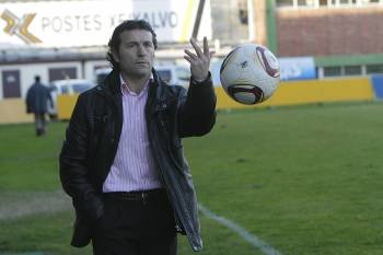 El entrenador del Ourense golpea el balón con la mano, al lado del banquillo de su equipo. (Foto: MIGUEL ÁNGEL)