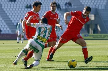 Tres jugadores del Celta impiden el avance del delantero del Córdoba Caballero. (Foto: ATLÁNTICO DIARIO)