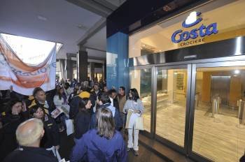 Concentración de empleados de Costa Cruceros ante la sede de la compañía en Génova. (Foto: ARCHIVO)