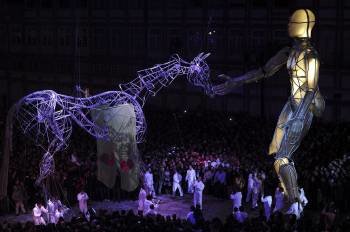 Dos marionetas gigantes, parte del espectáculo de la Fura dels Baus en Guimaraes. (Foto: HUGO DELGADO)