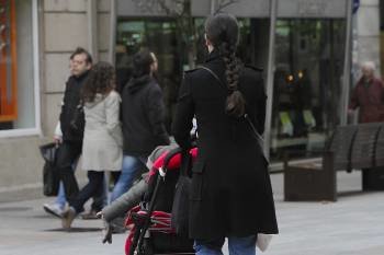 Una madre joven pasea a su hijo por en el centro de la ciudad. (Foto: Miguel Ángel)