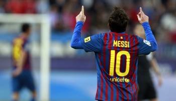 Leo Messi celebra el primer gol del Barcelona en el campo del Málaga (Foto: Jorge Zapata)