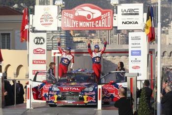 Loeb en el escalón más alto del podio en el rally de Montecarlo (Foto: EFE)