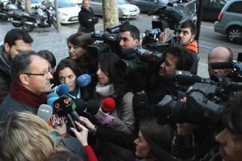 Pascual Vives, abogado de Urdangarín, atendiendo a los medios de comunicación en Barcelona. (Foto: TONI ALBIR)