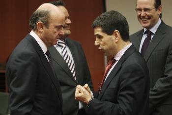El ministro de Economía, Luis de Guindos, con su homólogo portugués, Vitor Gaspar, en Bruselas. (Foto: O. HOSLET)