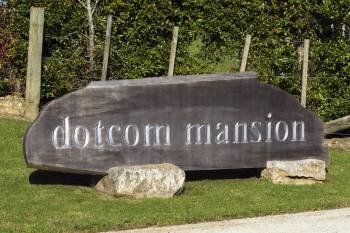 Piedra de bienvenida a la 'Mansión Dotcom' del fundador de Megaupload, en Nueva Zelanda.  (Foto: DAVID ROWLAND)