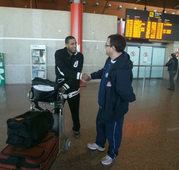 Hill saluda al técnico ayudante del COB, César Iglesias, a su llegada al aerouerto de Peinador