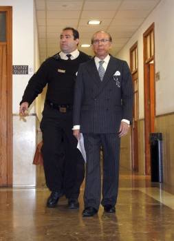 El empresario José María Ruiz-Mateos (d) acude a los juzgados de Palma en los que se ha negado a declarar tras ser citado por sendas estafas por la venta de dos hoteles.