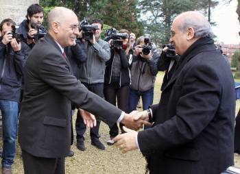 El ministro del Interior, Jorge Fernández (d), saluda al consejero vasco de Interior, Rodolfo Ares, a su llegada al Palacio Artaza en la localidad vizcaína de Leioa (Foto: ef)