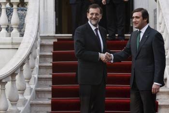 El primer ministro portugués, Pedro Passos Coelho (d), saluda al presidente del Gobierno español, Mariano Rajoy (Foto: EFE)