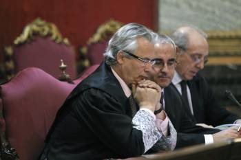  El juez Baltasar Garzón (i) en el banquillo del Tribunal Supremo .