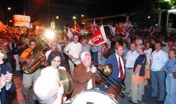 La 'pegada de carteles' de las elecciones gallegas de 2005, su último concierto electoral. (Foto: ARCHIVO)