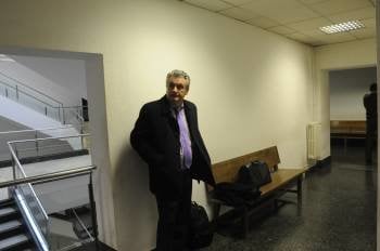 El acusado, Maximino Losada, espera fuera de la sala, en vano. (Foto: M. PINAL)